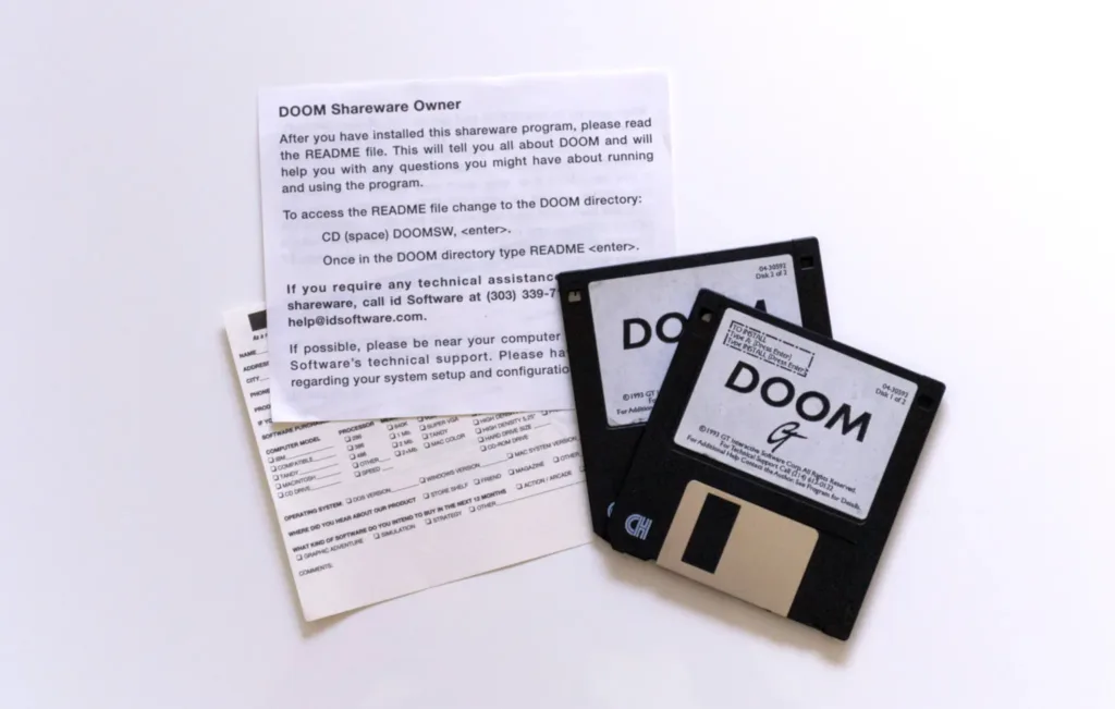 Disquetes do Doom shareware com a carta ao usuário e o formulário de registro