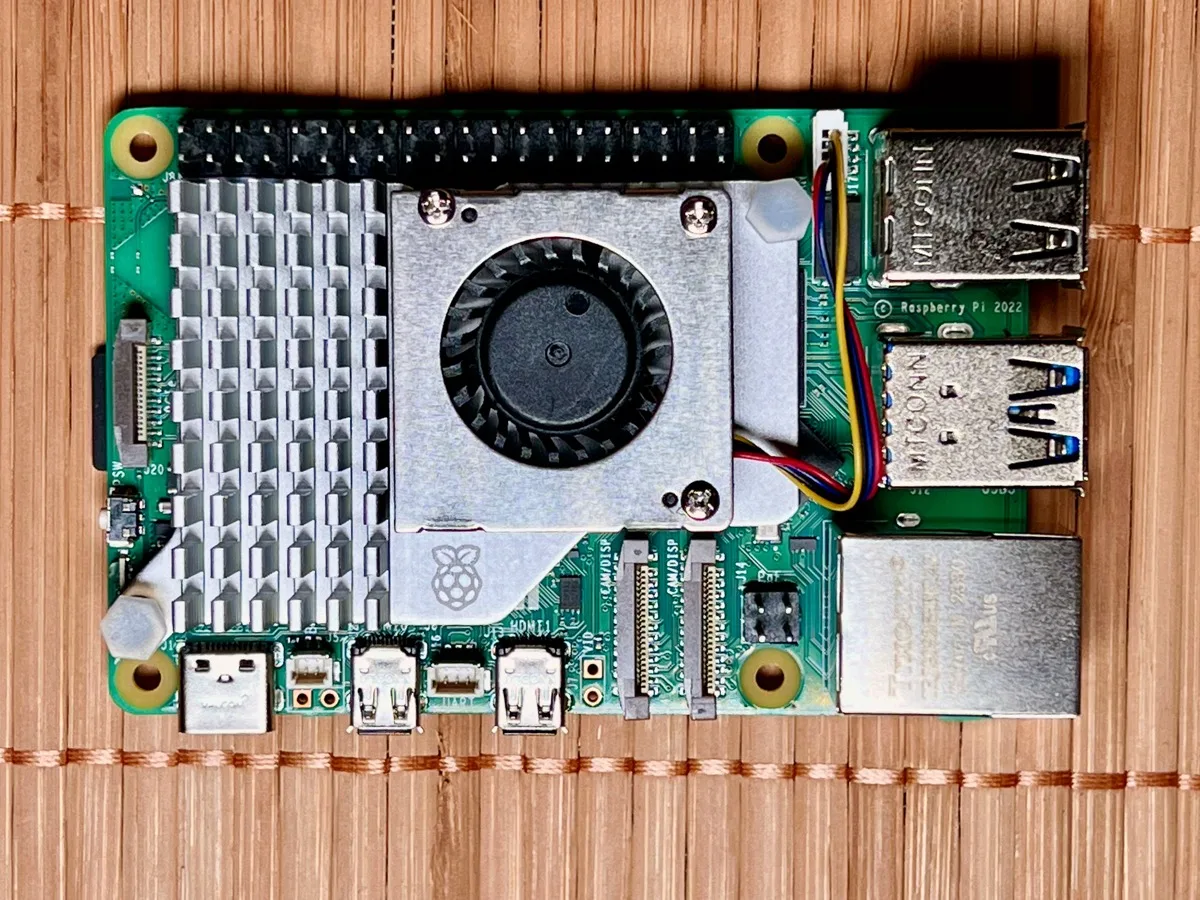 Raspberry Pi 5 equipado com cooler ativo oficial para evitar throttling
